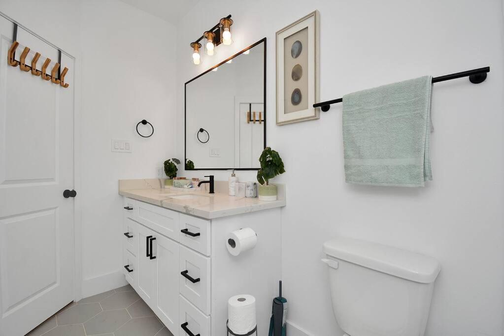 Blissful Getaway Home With Hot Tub & Backyard Near Downtown Houston Eksteriør billede