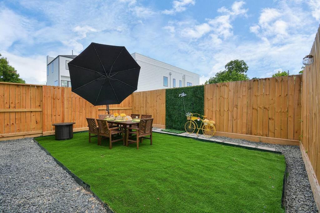 Blissful Getaway Home With Hot Tub & Backyard Near Downtown Houston Eksteriør billede