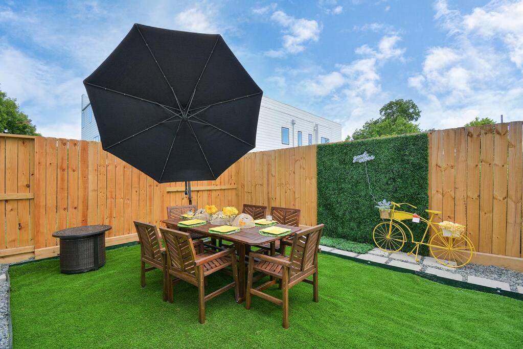 Blissful Getaway Home With Hot Tub & Backyard Near Downtown Houston Eksteriør billede