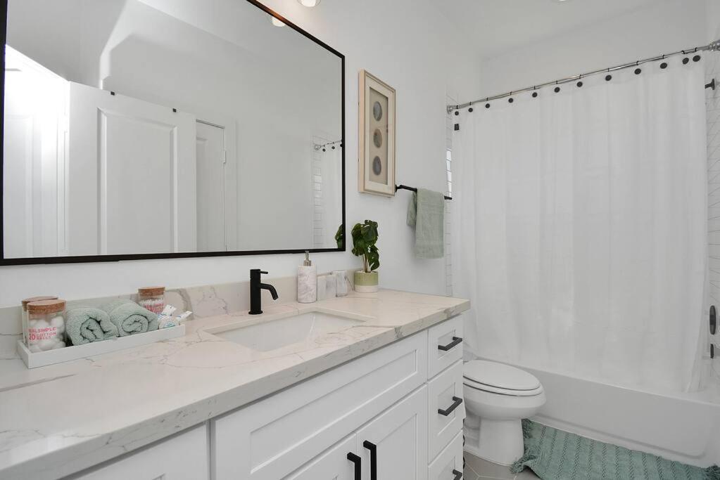 Blissful Getaway Home With Hot Tub & Backyard Near Downtown Houston Eksteriør billede