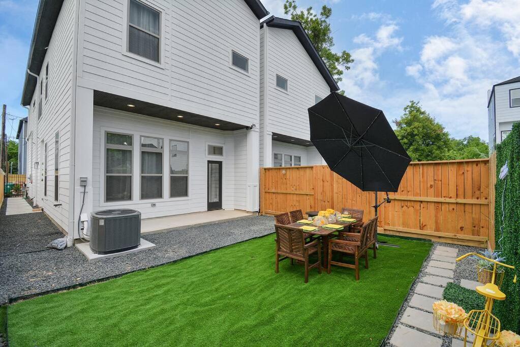 Blissful Getaway Home With Hot Tub & Backyard Near Downtown Houston Eksteriør billede