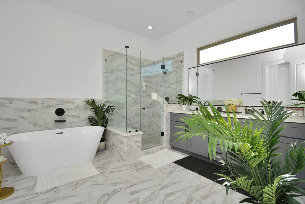 Blissful Getaway Home With Hot Tub & Backyard Near Downtown Houston Eksteriør billede