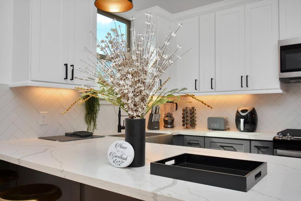Blissful Getaway Home With Hot Tub & Backyard Near Downtown Houston Eksteriør billede