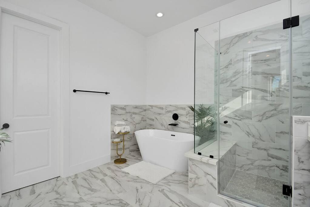 Blissful Getaway Home With Hot Tub & Backyard Near Downtown Houston Eksteriør billede